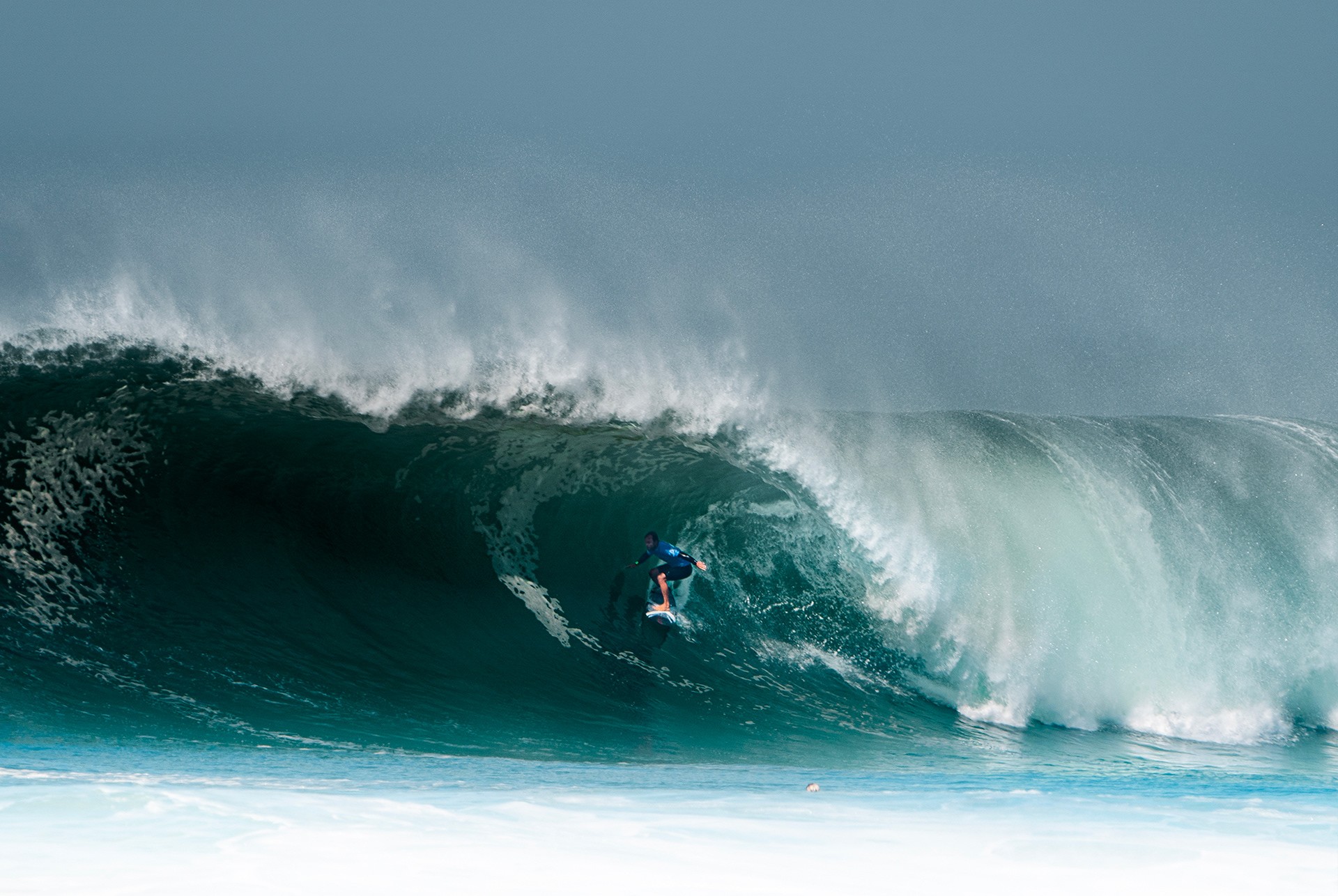 Photographie de surf de grosses vagues par Marie Dehayes